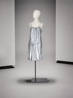 une photo d'une robe posée sur un mannequin dans une pièce