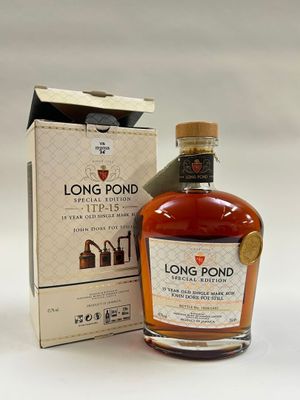 une bouteille de whisky de seigle « Long Pond Single Barrel » à côté d'un carton