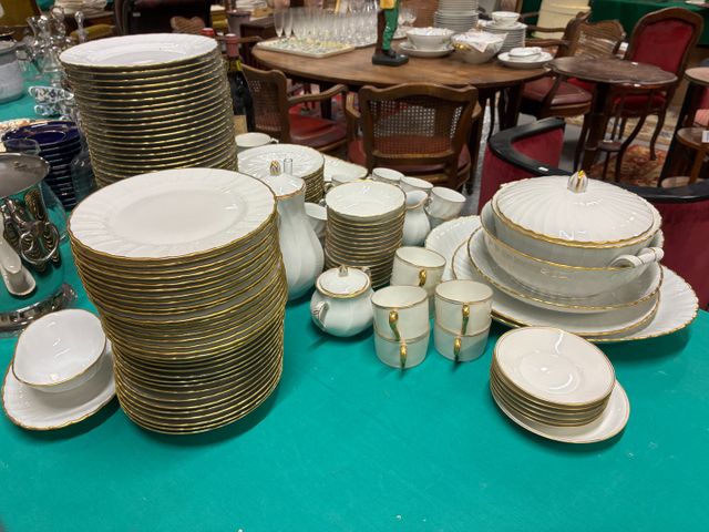 BERNARDAUD, Limoges – Partie de service, modèle Verlaine, en porc