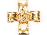 un gros plan d'une croix en or arborant le logo Chanel