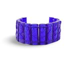un gros plan d'un bracelet violet sur fond blanc