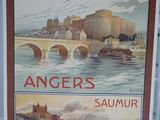 affiches représentant une rivière et un pont, avec un château en arrière-plan