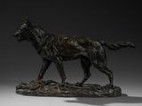 statue en bronze représentant un chien posé sur un rocher, sur fond gris