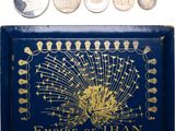 une boîte bleue contenant des pièces de monnaie et sur laquelle figure l'image d'un paon