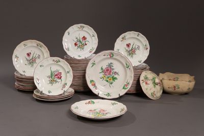 plusieurs assiettes et bols posés sur une table