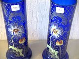 deux vases posés sur une table