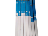 cinq tubes de dentifrice bleus et blancs sur fond blanc