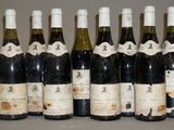 six bouteilles de vin sont alignées sur une table