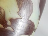 un vase blanc orné d'un motif marron