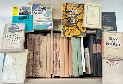 de nombreux livres dans la boîte posée sur la table