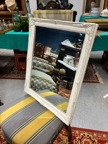 Miroir rectangulaire glace biseauté, cadre rechampi blanc. 57 x 4...