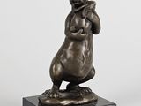 sculpture en bronze représentant un lapin, posée sur un socle en marbre