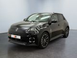 La voiture noire est garée dans une grande pièce au sol noir.