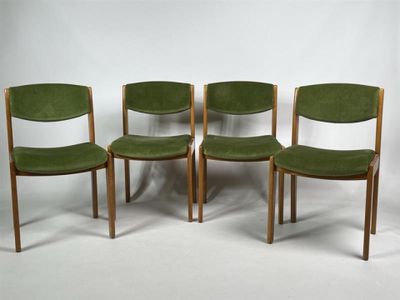 quatre chaises avec des assises rembourrées vertes et un piètement en bois