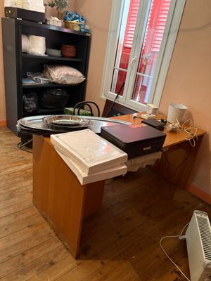 une photo d'une pièce avec un bureau et une bibliothèque