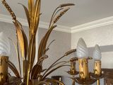 un lustre auquel sont suspendues plusieurs lampes