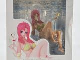 figurines d'anime représentant une femme en maillot de bain et un homme en maillot de bain