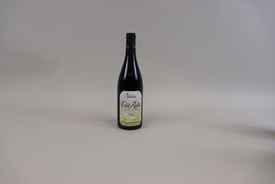 une bouteille de vin posée sur une table à côté d'une bouteille de vin