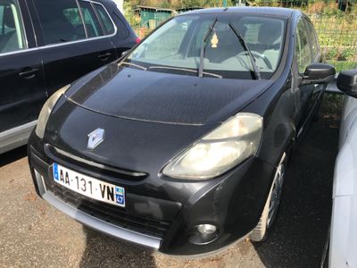 une voiture noire garée à côté d'une voiture blanche