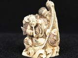 un gros plan d'une statue d'éléphant sur un fond noir