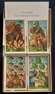 quatre cartes dans une boîte sur laquelle figure l'image d'un homme à cheval