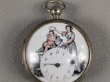 une horloge sur laquelle figurent les portraits d'une femme et d'un homme