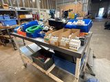 une image représentant une pièce remplie de nombreuses boîtes contenant des objets divers