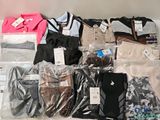 un tas de vêtements posés sur une table