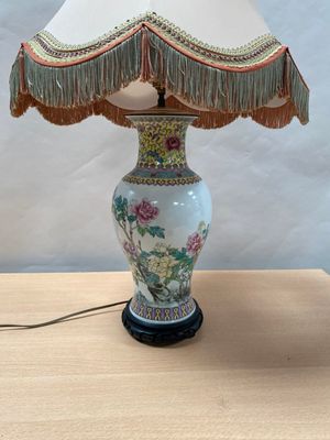 CHINE Vase balustre en porcelaine émaillée à décor de fleurs…