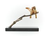 sculpture représentant deux oiseaux perchés sur une branche, sur fond blanc