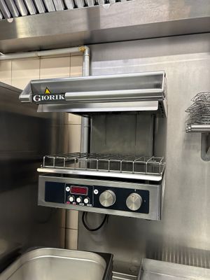 une cuisine professionnelle équipée d'appareils en acier inoxydable et d'un évier