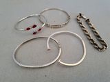 quatre bagues et un bracelet posés sur une table