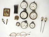 de nombreux types d'horloges exposés sur la table