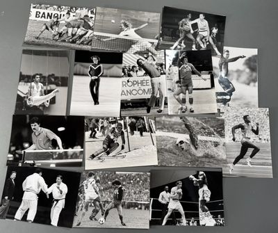 plusieurs photos en noir et blanc de joueurs de baseball sur un réfrigérateur