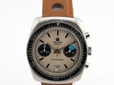 Gros plan sur une montre avec un bracelet en cuir marron