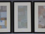 trois œuvres d'art encadrées, de couleurs et de formes différentes, accrochées au mur