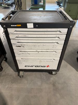 un gros plan sur une armoire à outils dans un garage