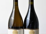 deux bouteilles de vin posées sur une table en bois