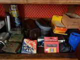 une étagère en bois sur laquelle sont posés tout un tas d'objets