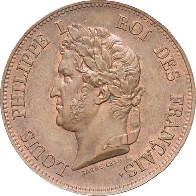 gros plan d'une pièce de monnaie sur laquelle figure une tête de femme