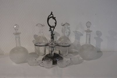 un grand nombre d'objets en verre posés sur une table