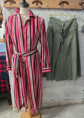 un mannequin devant un présentoir de vêtements