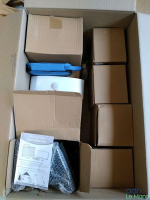 une boîte en carton contenant un certain nombre d'objets