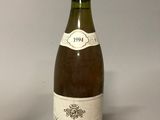 une bouteille de vin posée sur une table