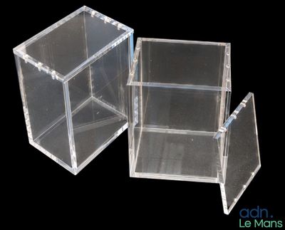 deux boîtes transparentes placées l'une à côté de l'autre sur un fond noir