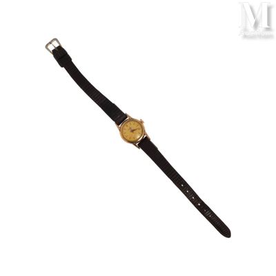 une image représentant une montre en or avec un bracelet noir