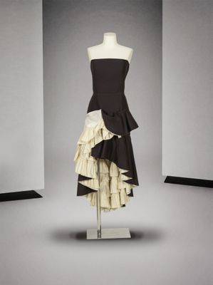 une photo d'une robe posée sur un mannequin dans une pièce
