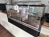 une photo d'une vitrine en verre dans une cuisine
