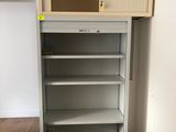une étagère vide dans un coin de la pièce