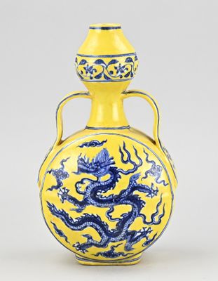 vase jaune et bleu orné d'un dragon sur l'anse